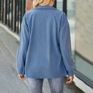 Geknöpfter langärmeliger karierter Jacke