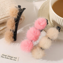 Laden Sie das Bild in den Galerie-Viewer, Entenschnabelclip aus Nerzfeder