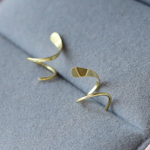 Spiralförmiger Ohrring mit Drehung
