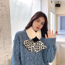 Laden Sie das Bild in den Galerie-Viewer, Süßer Warmer Plüschschal