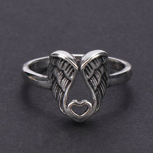 Ring mit Engel- und Herzdesign