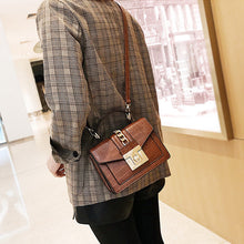 Laden Sie das Bild in den Galerie-Viewer, Kleine quadratische Tasche mit Steinmuster