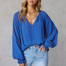 Laden Sie das Bild in den Galerie-Viewer, Chiffonbluse mit Ballonärmeln und V-Ausschnitt