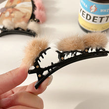 Laden Sie das Bild in den Galerie-Viewer, Entenschnabelclip aus Nerzfeder