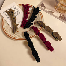 Laden Sie das Bild in den Galerie-Viewer, Beflockte geflochtene Haarspange