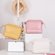 Laden Sie das Bild in den Galerie-Viewer, Tragbare Reisekosmetiktasche aus Leder