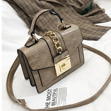 Laden Sie das Bild in den Galerie-Viewer, Kleine quadratische Tasche mit Steinmuster