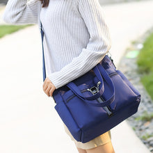 Laden Sie das Bild in den Galerie-Viewer, Damen wasserdichte Reisetasche aus Nylongewebe mit großer Kapazität