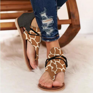 Stilvolle Sandalen mit flacher Sohle und Leopardenmuster