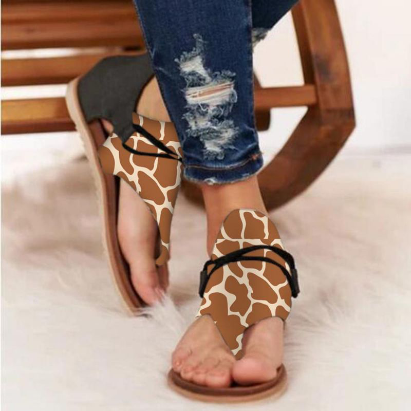 Stilvolle Sandalen mit flacher Sohle und Leopardenmuster