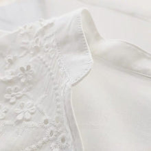 Laden Sie das Bild in den Galerie-Viewer, Bestickte Halbarmbluse mit Blumenmuster
