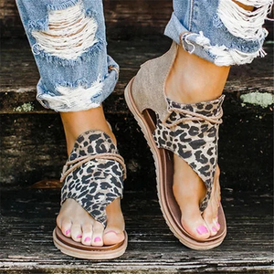 Stilvolle Sandalen mit flacher Sohle und Leopardenmuster