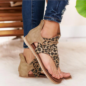 Stilvolle Sandalen mit flacher Sohle und Leopardenmuster