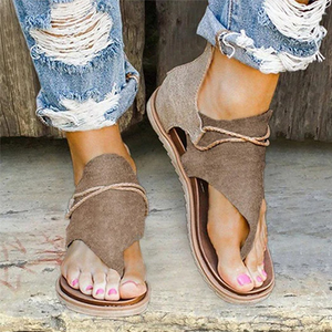 Stilvolle Sandalen mit flacher Sohle und Leopardenmuster