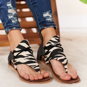 Stilvolle Sandalen mit flacher Sohle und Leopardenmuster