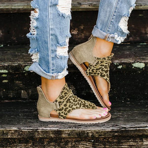 Stilvolle Sandalen mit flacher Sohle und Leopardenmuster