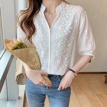 Laden Sie das Bild in den Galerie-Viewer, Bestickte Halbarmbluse mit Blumenmuster