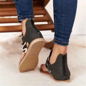 Stilvolle Sandalen mit flacher Sohle und Leopardenmuster