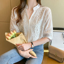 Laden Sie das Bild in den Galerie-Viewer, Bestickte Halbarmbluse mit Blumenmuster