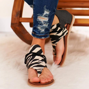 Stilvolle Sandalen mit flacher Sohle und Leopardenmuster