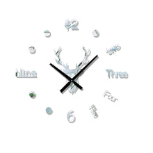Laden Sie das Bild in den Galerie-Viewer, Hirschkopf Wanduhr