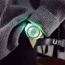 Laden Sie das Bild in den Galerie-Viewer, Leuchtende diamantbesetzte Quarzuhr