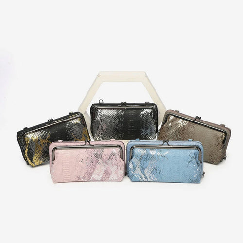 Glänzende Umhängetasche mit Schlangenprint