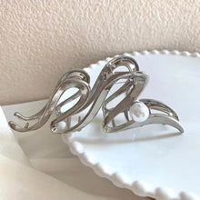 Laden Sie das Bild in den Galerie-Viewer, Haarspange aus perlmuttfarbenem Metall