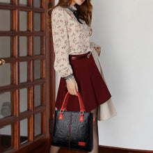 Laden Sie das Bild in den Galerie-Viewer, Damen Umhängetasche aus weichem Leder mit Prägung