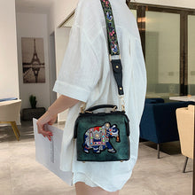 Laden Sie das Bild in den Galerie-Viewer, Modische bestickte Umhängetasche mit breitem Riemen