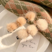 Laden Sie das Bild in den Galerie-Viewer, Entenschnabelclip aus Nerzfeder