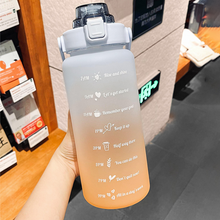 Laden Sie das Bild in den Galerie-Viewer, Großer Wasserbecher aus Kunststoff mit Farbverlauf