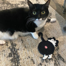 Laden Sie das Bild in den Galerie-Viewer, Süßer Katzenarsch Strickuntersetzer