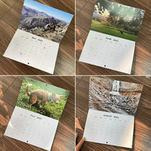 Laden Sie das Bild in den Galerie-Viewer, Lustiges Kalendergeschenk - Kackender Hundekalender