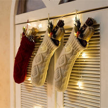 Laden Sie das Bild in den Galerie-Viewer, Weihnachtsstrümpfe - Der Weihnachtsmann legt Geschenke auf Socken