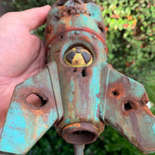 Laden Sie das Bild in den Galerie-Viewer, Die Totenkopfbombe - Kleiner Atomsprengkopf Dekor
