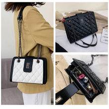 Laden Sie das Bild in den Galerie-Viewer, Modische kleine quadratische Tasche mit Kette