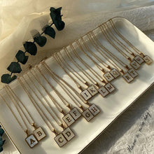 Laden Sie das Bild in den Galerie-Viewer, Damen Buchstabe Halskette aus Edelstahl