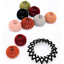 Laden Sie das Bild in den Galerie-Viewer, Vogelnestförmige Haarspange aus Samt