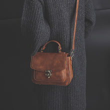 Laden Sie das Bild in den Galerie-Viewer, Damen Vintage Einzigartige Ledertasche mit Schnalle