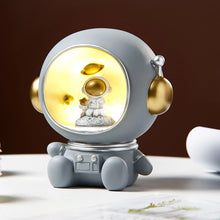Laden Sie das Bild in den Galerie-Viewer, Astronaut Sparschwein aus Harzmaterial