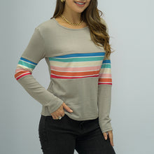 Laden Sie das Bild in den Galerie-Viewer, Langarm-T-Shirt mit Regenbogenstreifen und Rundhalsausschnitt