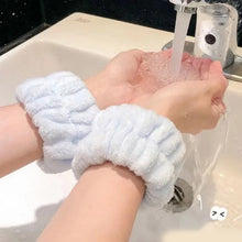 Laden Sie das Bild in den Galerie-Viewer, Saugfähiges Scrunchie fürs Handgelenk