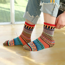 Laden Sie das Bild in den Galerie-Viewer, Winterstricksocken im Retro- und individuellen Stil