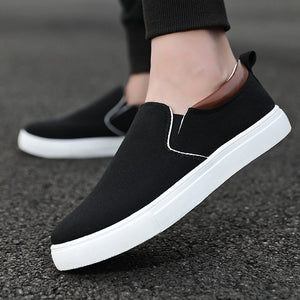 Einfache Segeltuchschuhe für Herren