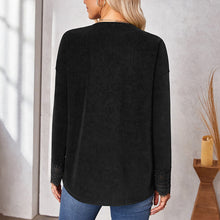 Laden Sie das Bild in den Galerie-Viewer, Strickpullover mit V-Ausschnitt aus Spitze