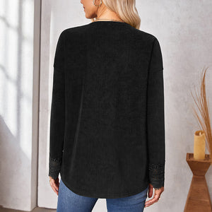 Strickpullover mit V-Ausschnitt aus Spitze
