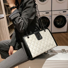 Laden Sie das Bild in den Galerie-Viewer, Modische kleine quadratische Tasche mit Kette