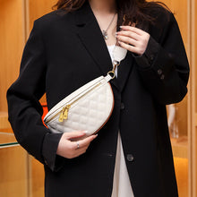 Laden Sie das Bild in den Galerie-Viewer, Rhombus Brusttasche aus weichem Leder