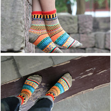 Laden Sie das Bild in den Galerie-Viewer, Winterstricksocken im Retro- und individuellen Stil